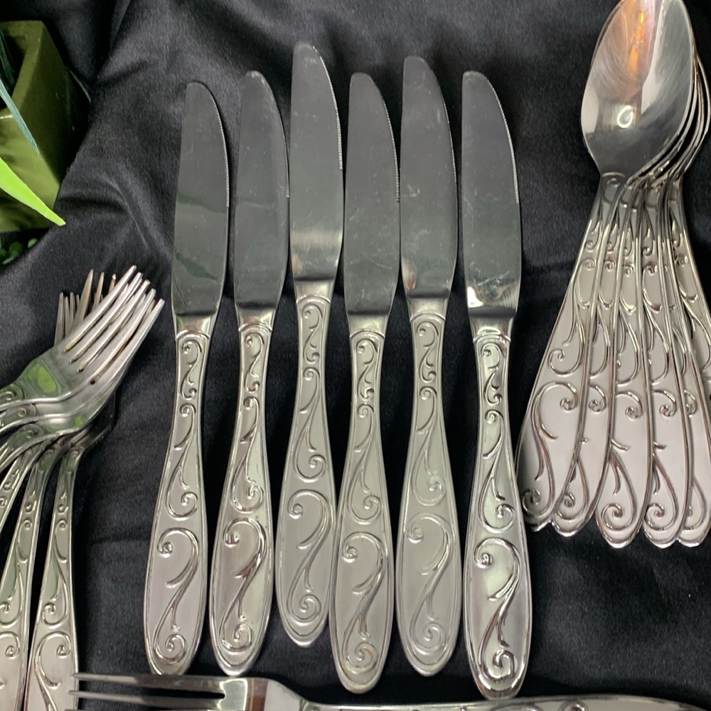 Oneida MANDERLY 28 piece Oneida flatware and serving set - Picture 4 of 12